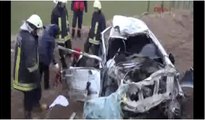 Otomobil, servis minibüsüyle çarpıştı: 1 ölü