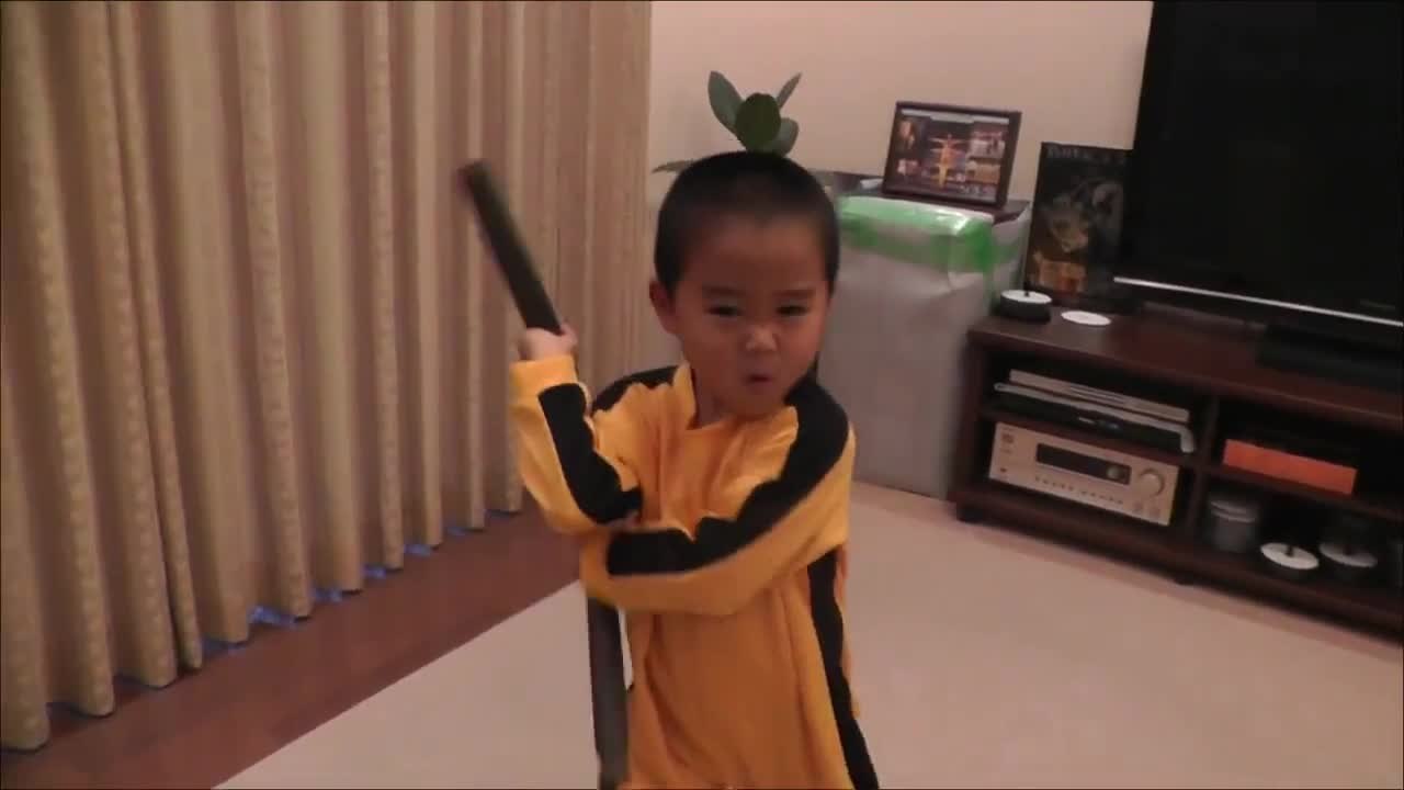 Un enfant de 4 ans manie le nunchaku comme un vrai petit Bruce Lee
