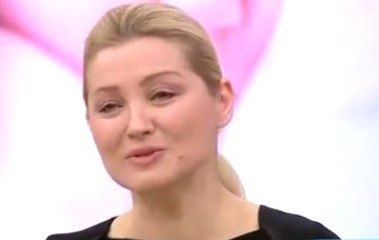 Zahide Yetiş Annesini Toprağa Verip Canlı Yayına Çıktı