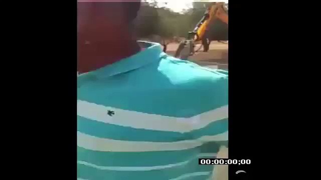 Des ouvriers jouent au foot à l'aide de 2 pelleteuses ...