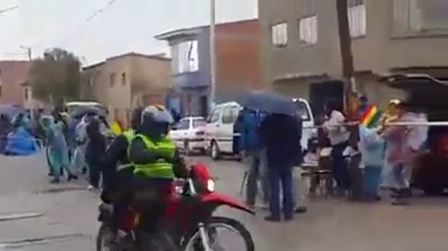 Cómica caída de dos policías en el Dakar