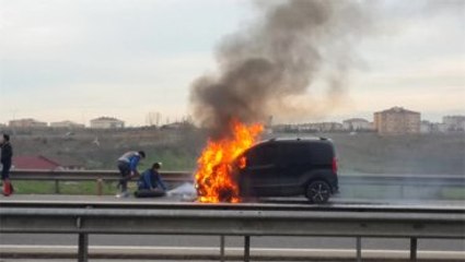 Vatandaşlar Yanan Araca Oksijen Tüpüyle Müdahale Etti
