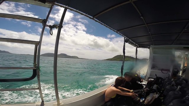 Départ en bateau pour une plongée avec les raies manta
