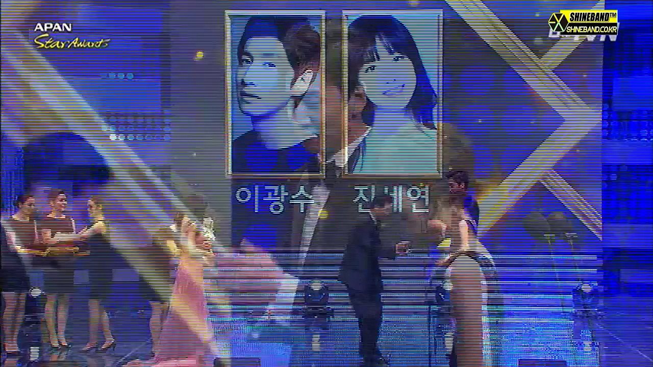 141119 괜찮아 사랑이야팀 수상(인기스타상 이광수)때 경수 cut