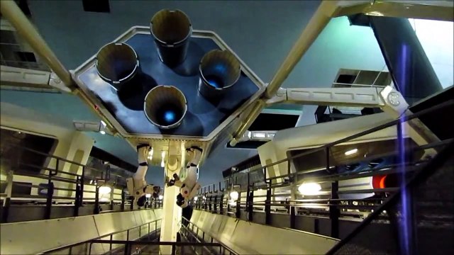 Space Mountain avec les lumières allumées