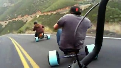 Karayolunda 3 Tekerlekli Bisiklet Süren Çılgınlar