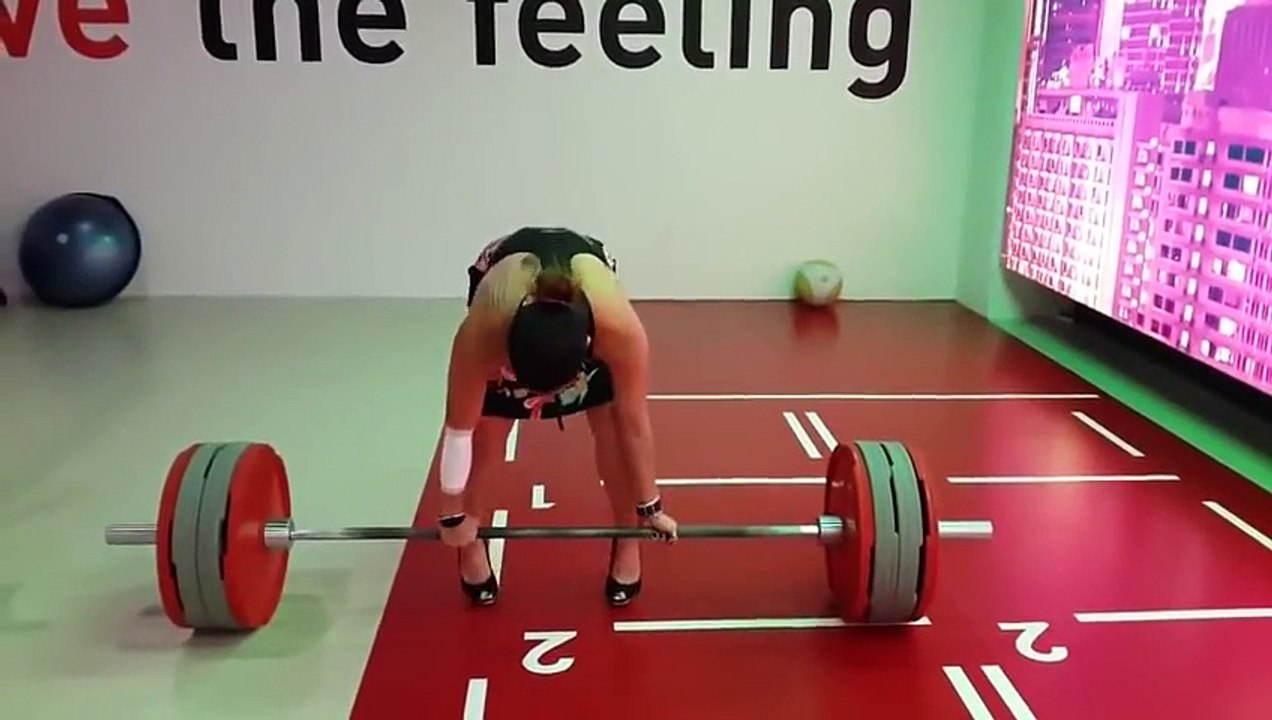 Topukluyla 90 Kiloluk Halter Kaldıran Hatun