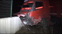 Malkara - Freni Patlayıp, Direksiyonu Kilitlenen Tır Otomobile Çarptı: 1 Ölü, 2 Yaralı