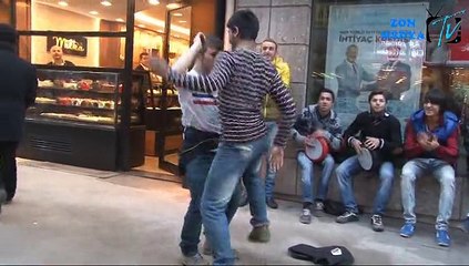 Sokak Ortasında Döktüre Döktüre Oynadılar