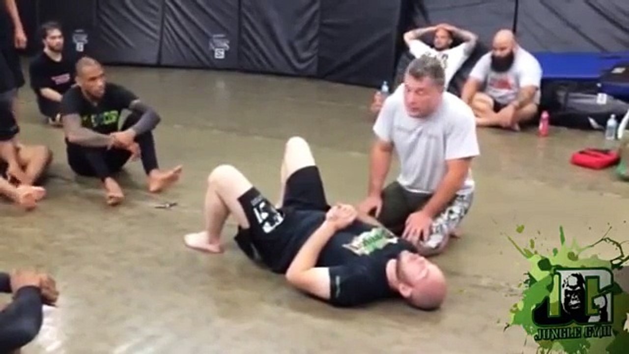 Une fille de 47 Kg étouffe un gars de 100 KG avec 1 bras !