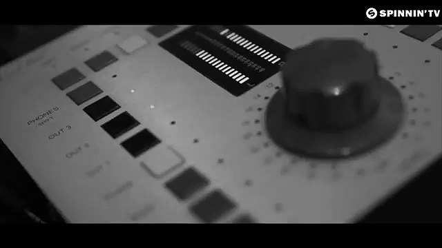 Tony Junior & Marnik - Jump Around (Official Music Video)