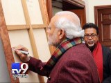 PM Narendra Modi turns artist with Satish Gupta for a cause - Tv9 Gujarati