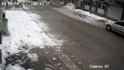 Çatıdan Düşen Kar Kütlesinden Saniyelerle Kurtuldular