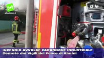 Incendio avvolge un capannone indistriale, domanto dai vigili del fuoco di Rimini