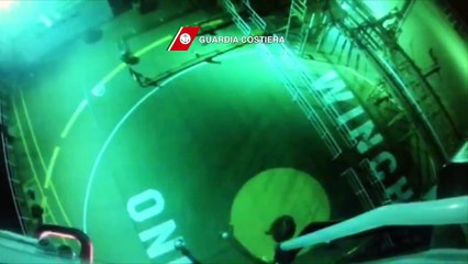 Lampedusa (AG) - Salvataggio di migranti con elicottero (17.01.15)