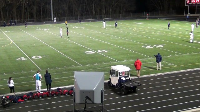 Un footballeur inscrit (encore) un but avec ses mains en faisant une touche acrobatique