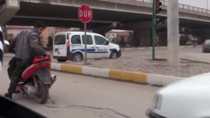 Otomobili Motosikletle Çektiler