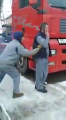 Telefonla konuşan adama bu Şaka yapılır mı