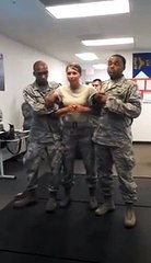 Elektro Şok Verilen Kadın Asker Pipiyi Tutarsa