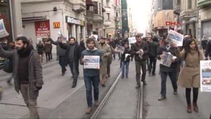 Destek İçin İstiklal'de Cumhuriyet Gazetesi Dağıttılar