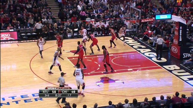 Kyle Korver contre autoritairement Jimmy Butler et plante un trois points dans la foulée