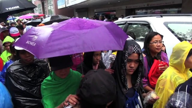 Pope celebrates mass with millions in wet Philippines