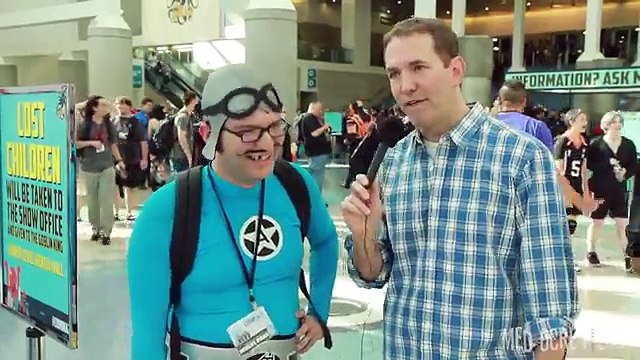 Hitting COSPLAYERS in the FACE! - ComiKaze 2014