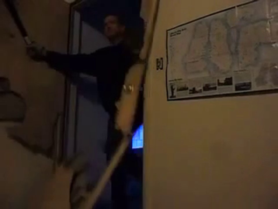 Armé d’une machette, il défonce la porte de son voisin et se fait tirer dessus