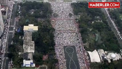 Papa'nın Yağmur Altındaki Ayinine 6 Milyon Kişi Katıldı