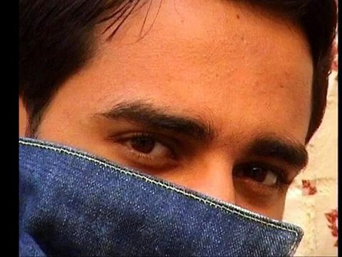 Suna hai Log Use Aankh bhar ke dekhtay hen