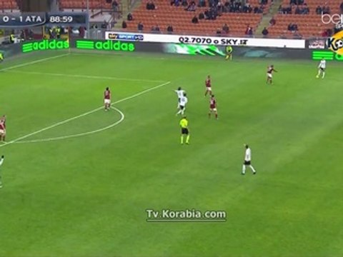 إصابة دموية للاعب ميلان نايجل دي يونغ أمام أتلانتا في الدوري الإيطالي