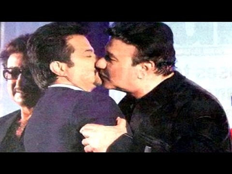 Anil kapoor caught smooching Anu Malik