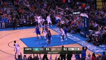 Westbrook rate son dunk et marque quand même