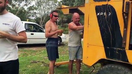Il tente de boire une bière en face d'un compresseur d'air industriel !