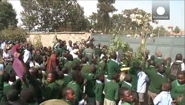 Vergogna in Kenya. Bimbi di scuola elementare caricati dalla polizia con lacrimogeni