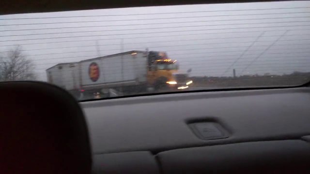 Un automobiliste manque de se faire rentrer dedans par un camion