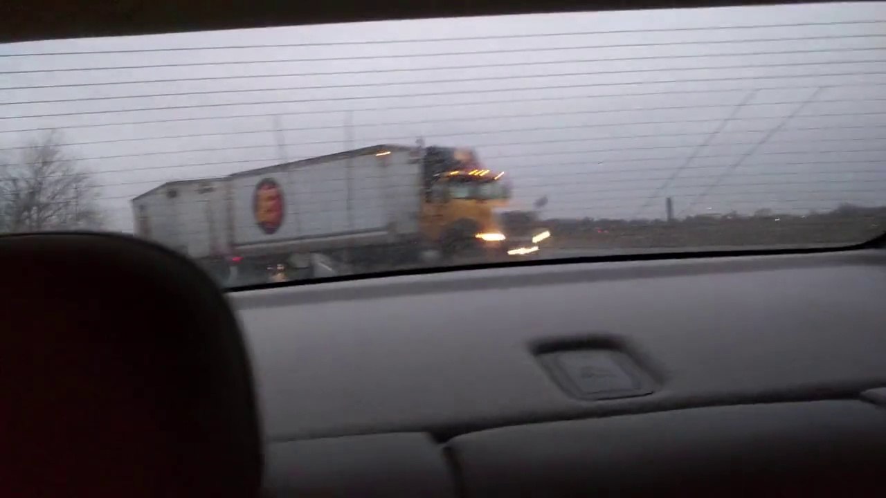 Un automobiliste manque de se faire rentrer dedans par un camion