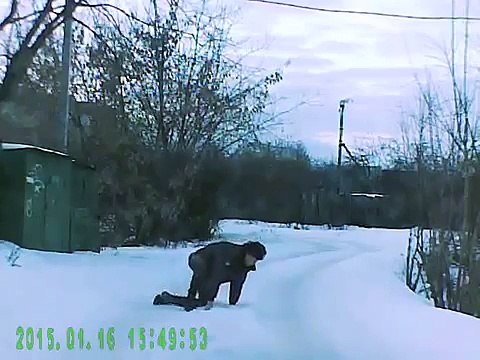 Ivre, un policier russe menace un conducteur avec son arme !