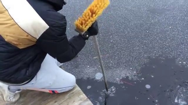 Feu d'artifice sous un lac gelé