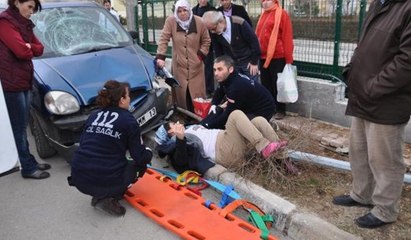 Otomobil çarpan hamile kadının bebeği öldü