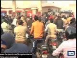 Dunya News - Motorists hit by fuel shortage protest in different ways to vent their anger