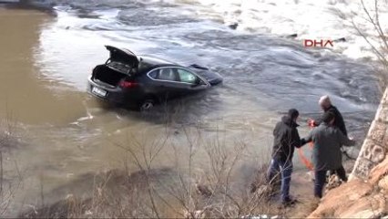 Yeniden- Otomobil Kızılırmak'a Uçtu, Suda Can Pazarı Yaşandı