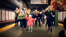 New York metrosunda küçük kızın dansı izlenme rekoru kırıyor