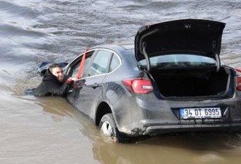 Kızılırmak'a Uçan Otomobilin Sürücüsü Güçlükle Kurtarıldı
