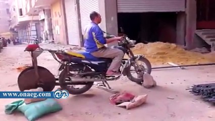 عامل بناء مصرى يبتكر طريقة جديدة لرفع الحديد المسلح عبر "موتوسيكل"