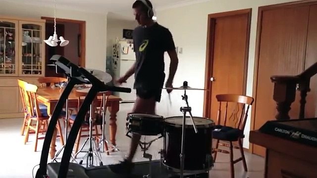 Il joue de la batterie en courant sur un tapis de course