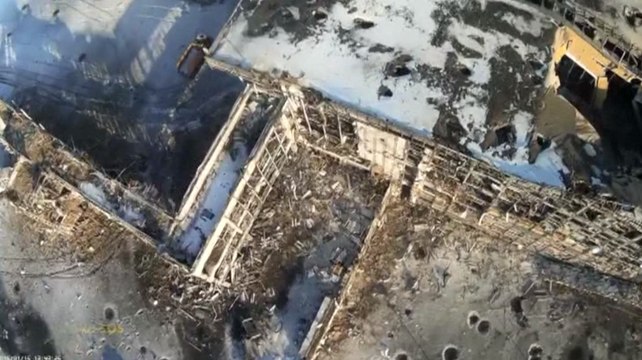 Ukraine : un drone filme l'aéroport de Donetsk en ruines