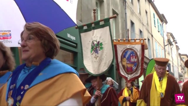 Samedi, Carcassonne fête la Saint Vincent. Venez vous joindre au défilé des confréries Bachiques à travers les rues de la Bastide.