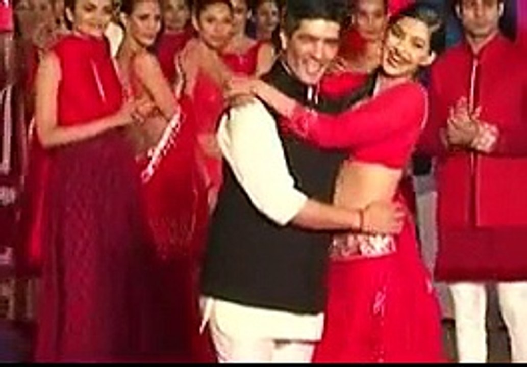 Manish Malhotra flirts Scandal With Sonam Kapoor