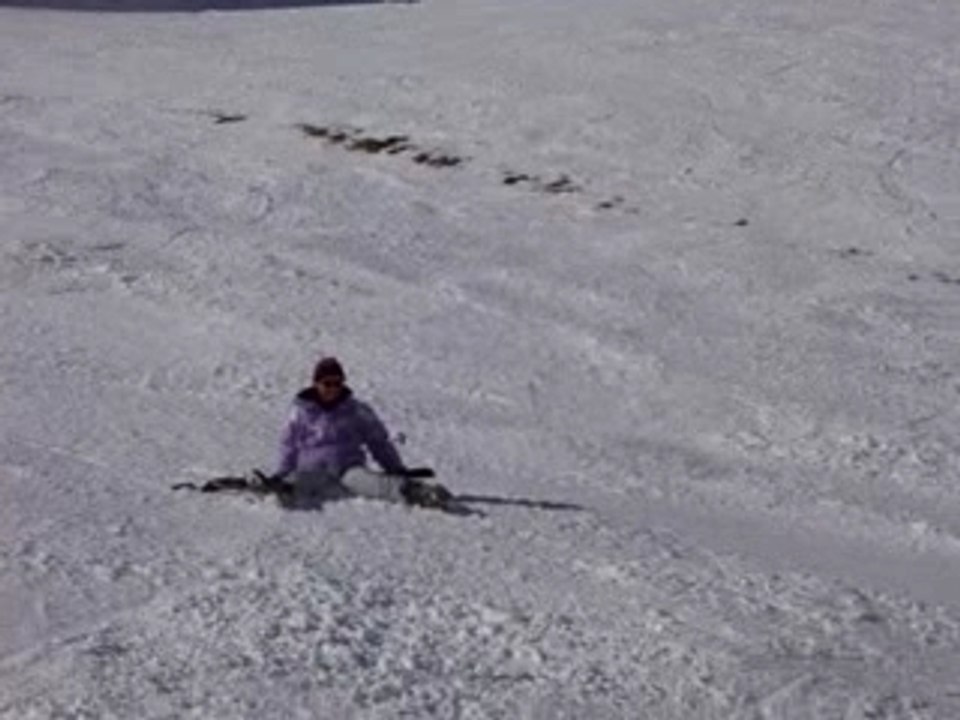 Lisa déscend la piste sur les fesses